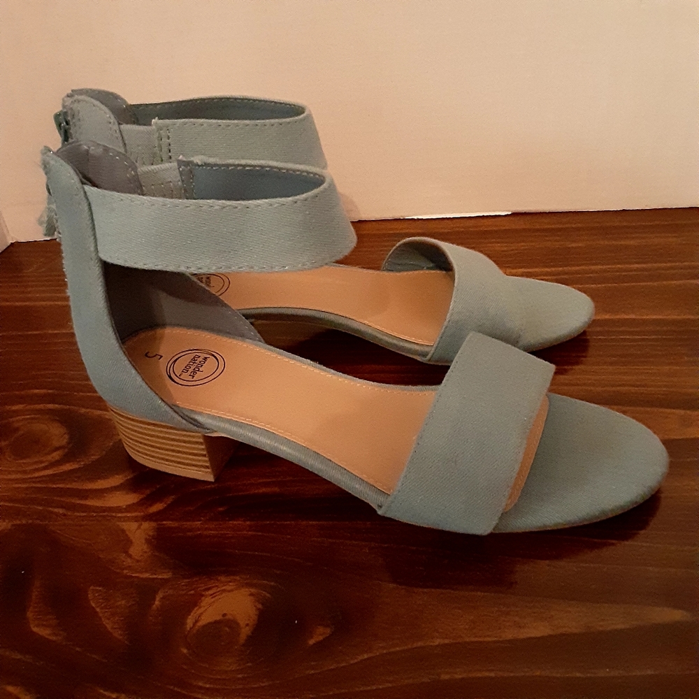 Wonder Nation Demuin Sandals zip back with tassel.